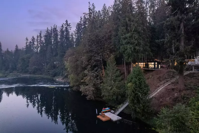 "The rental was beautiful inside, clean and well appointed. West Linn is a fun little town nearby with lovely little restaurants and shops." - L D