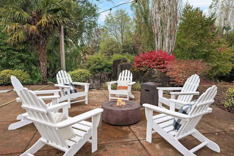 The fire table is wonderful spot to enjoy a lovely Oregon night.