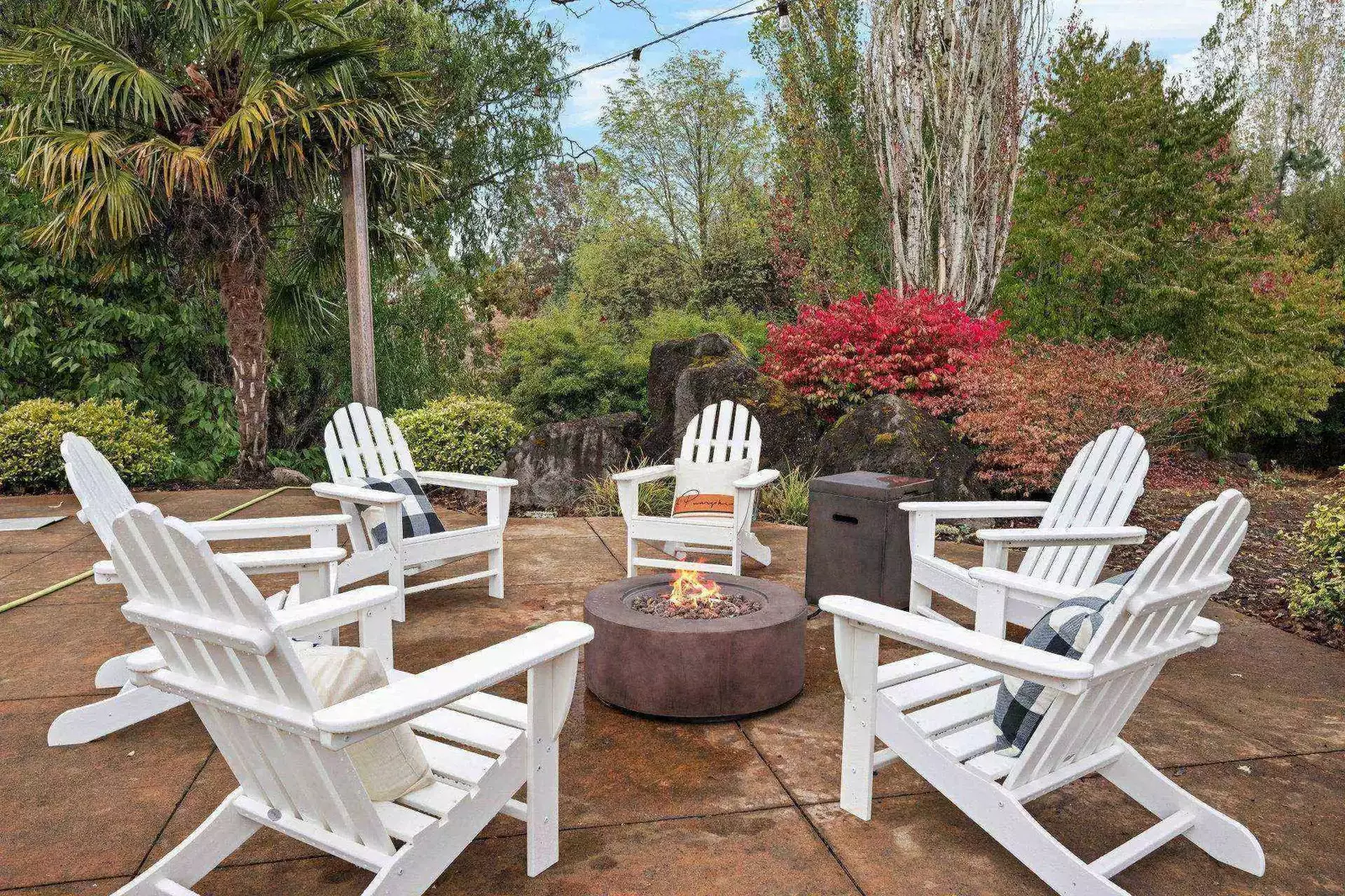 The fire table is wonderful spot to enjoy a lovely Oregon night.