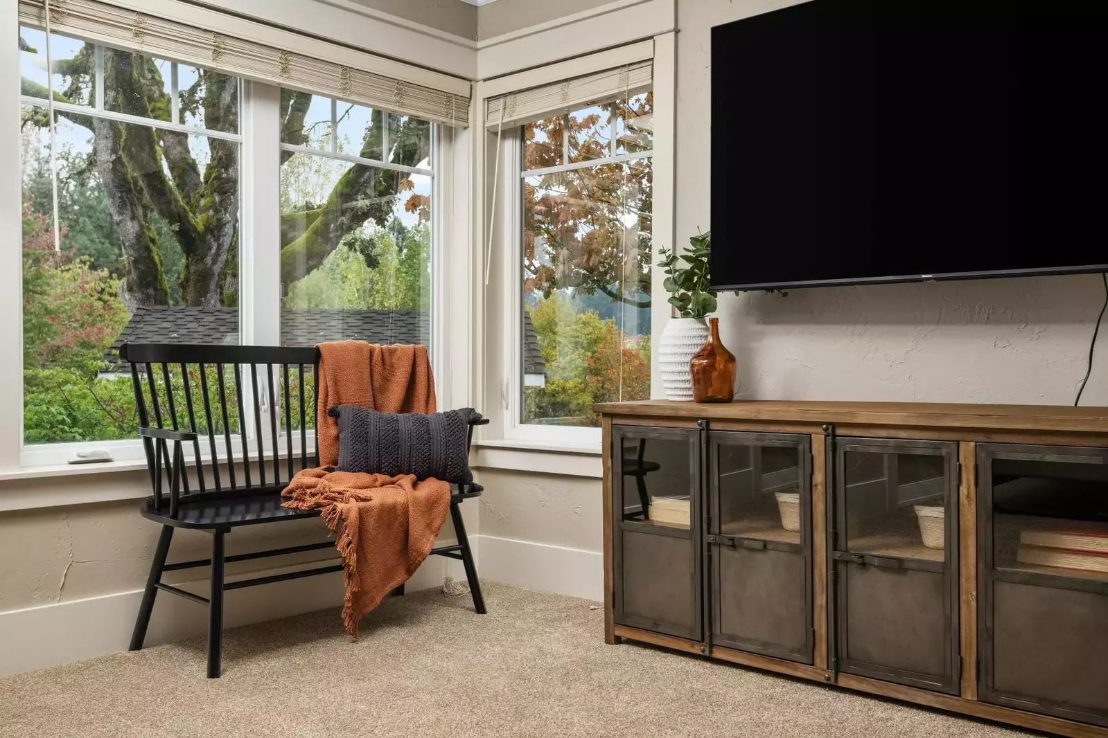 "All around great vacation home, secluded area where one can enjoy peace and quiet away from the city" - Francisco