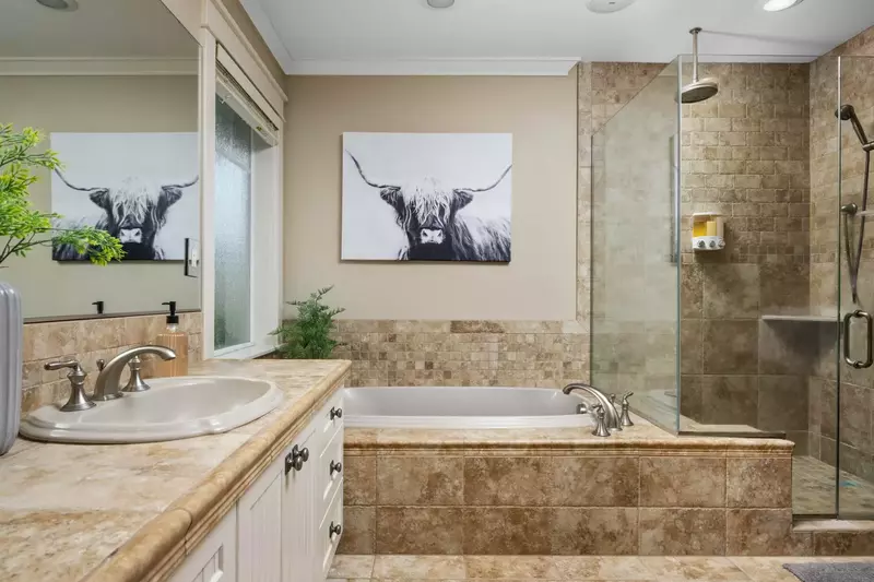 With 5.5 bathrooms everyone staying here has ample privacy.