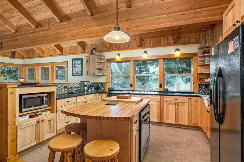 Cook delicious meals for breakfast, lunch, and dinner in this fully equipped kitchen. We suggest grabbing some ingredients from a local farm.