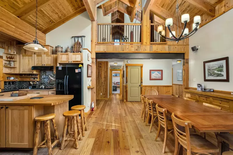 "Very large dining area table with 10 chairs. Well stocked kitchen. Easy walk into town. Very clean!" - Karen