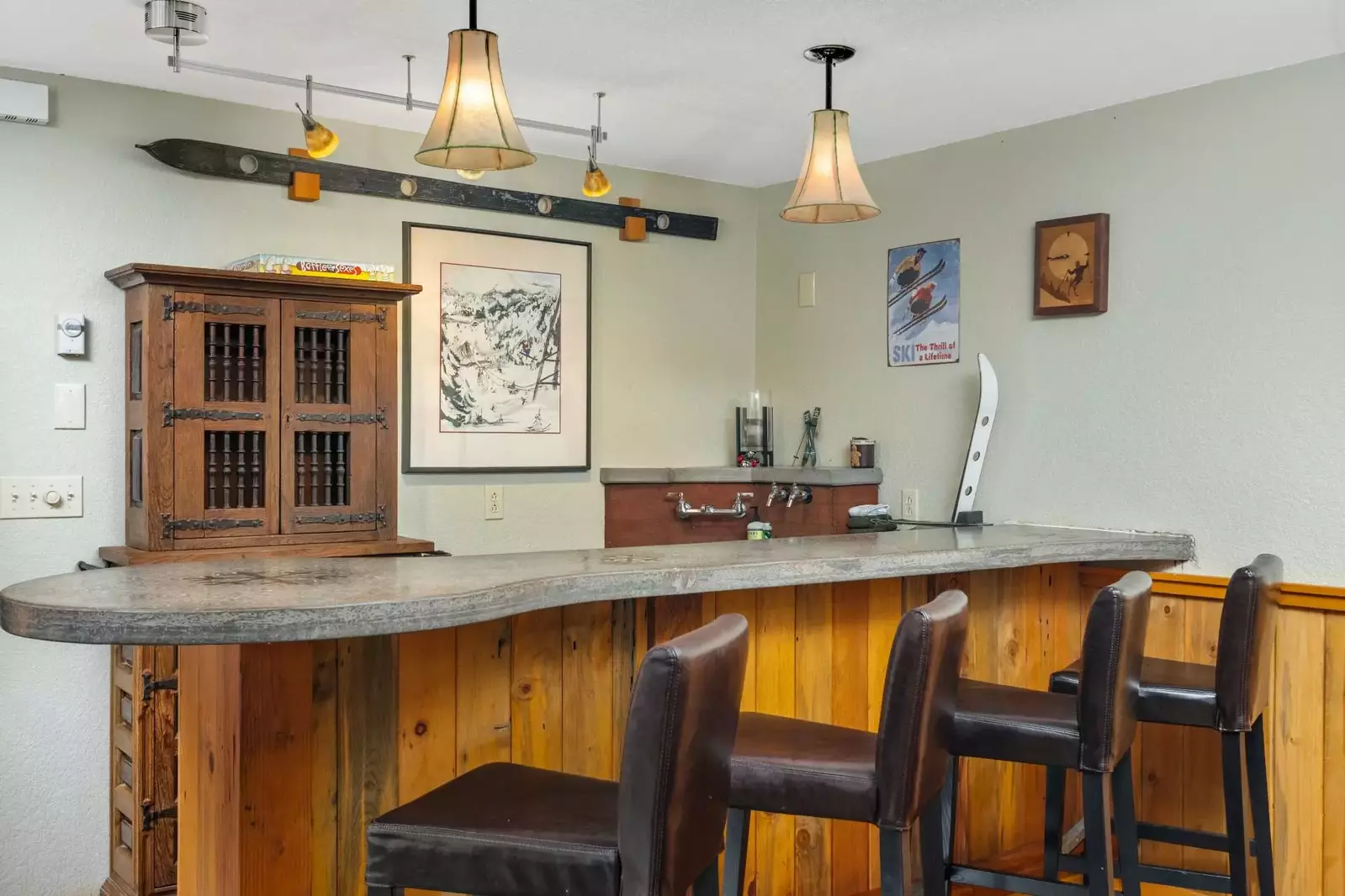 "Great place for a group! We had five couples stay for the Mt Hood 50K. Very spacious with an open feel" - Ginny