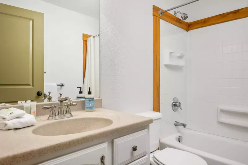 With 3 full bathrooms everyone staying here has ample privacy.