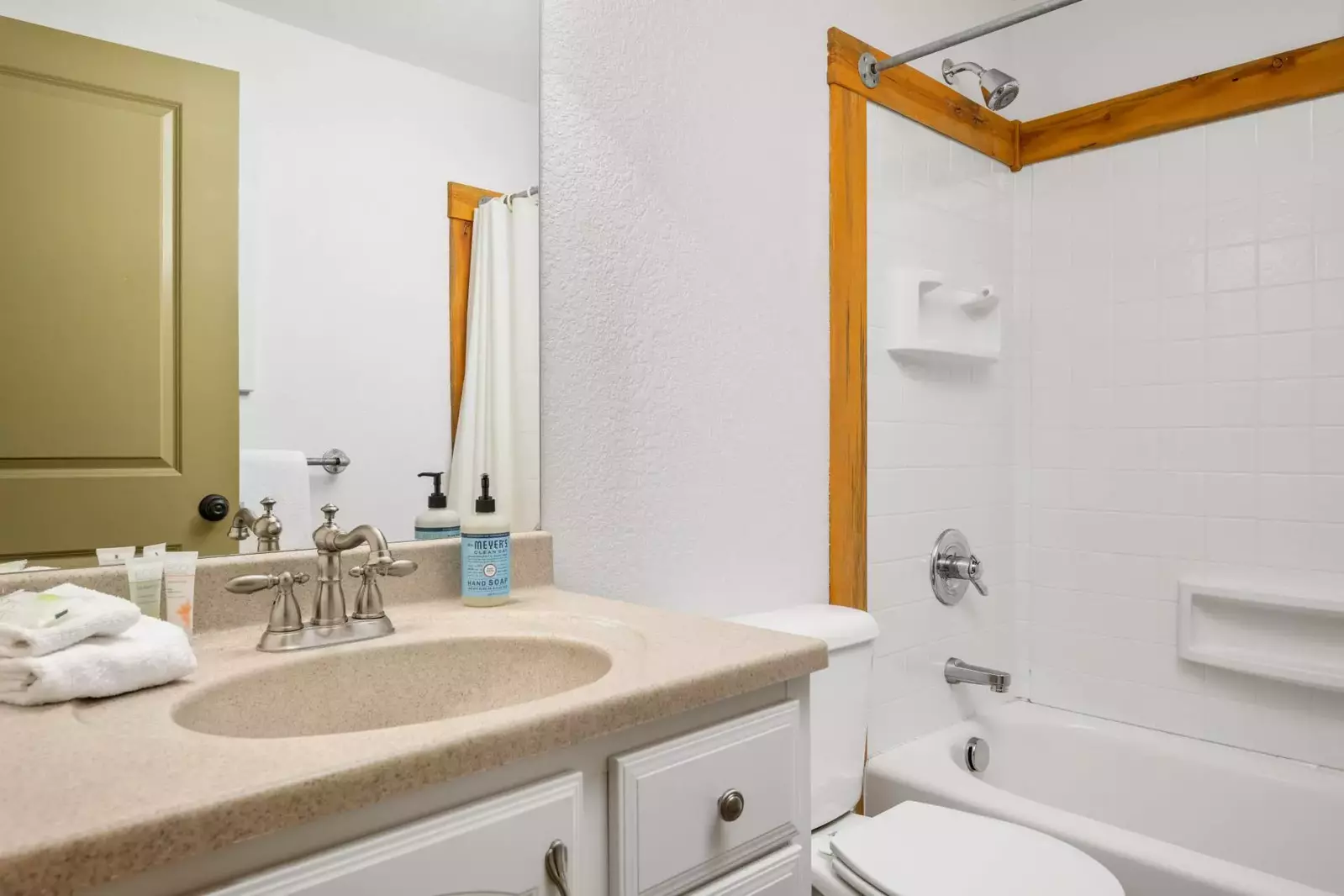 With 3 full bathrooms everyone staying here has ample privacy.