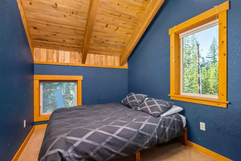 "Awesome place, very comfy cozy! Great location. Host was super communicative and helped us out" - Summerlyn