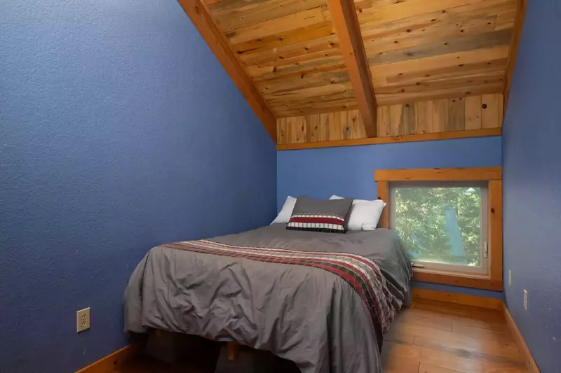 "This rental was fantastic! Two very large group areas well furnished. Beds were comfy!" - Karen