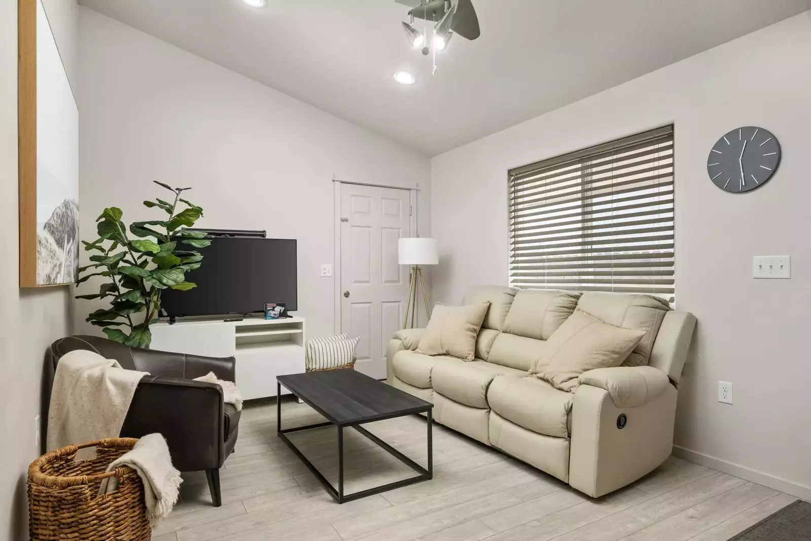 Watch you favorite movies, shows, and sports on this smart tv.