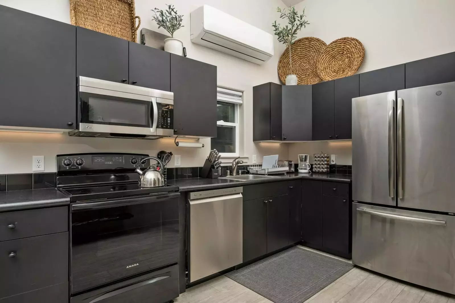 "Good location, clean, big kitchen, comfortable, responsive hosts. We loved staying here and would return next time we visit the area." - Kathi