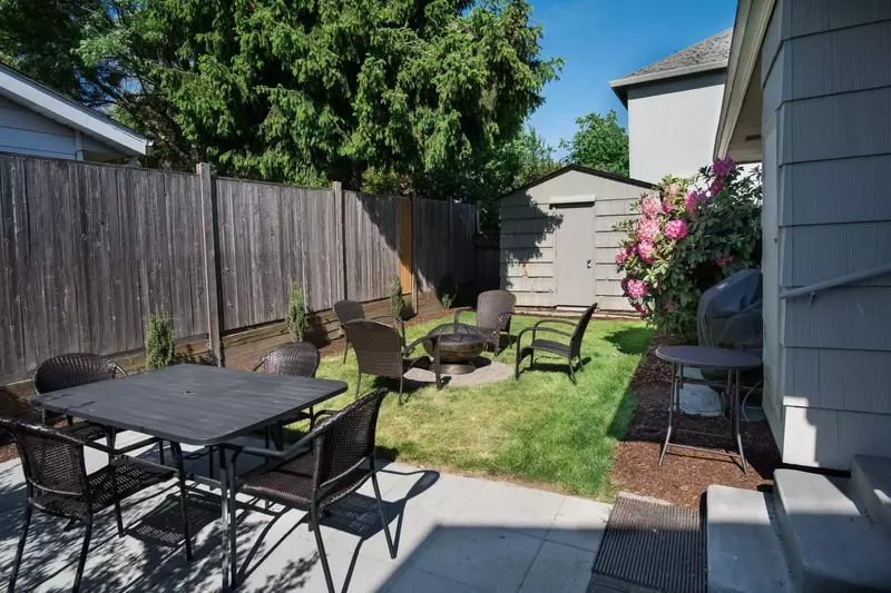 The fire pit is another spot to enjoy a warm wine country night.