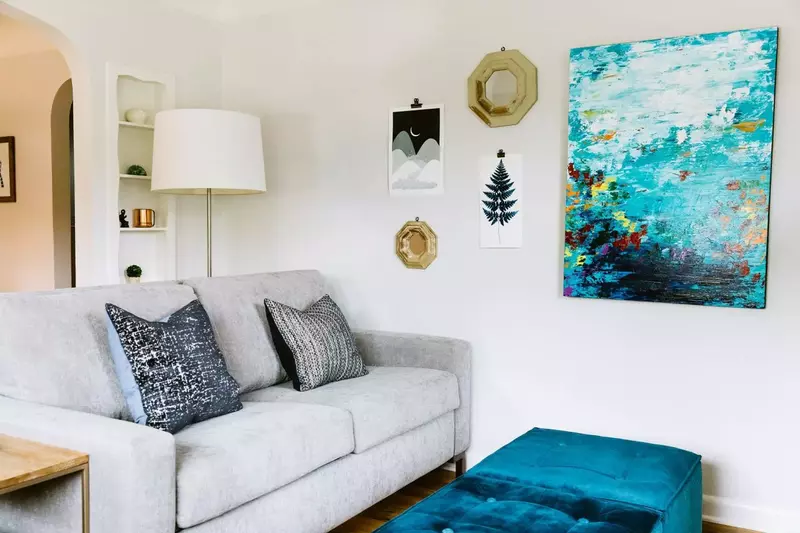 "It is clean, comfortable, and full of natural light. The hosts are very proactive" - Tennille