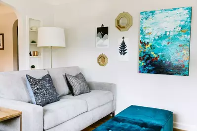 "It is clean, comfortable, and full of natural light. The hosts are very proactive" - Tennille