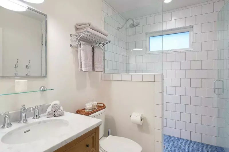 "Very nicely decorated property.  Great location in proximity to local bars and restaurants.  Unit was well supplied with everything needed." - Dave