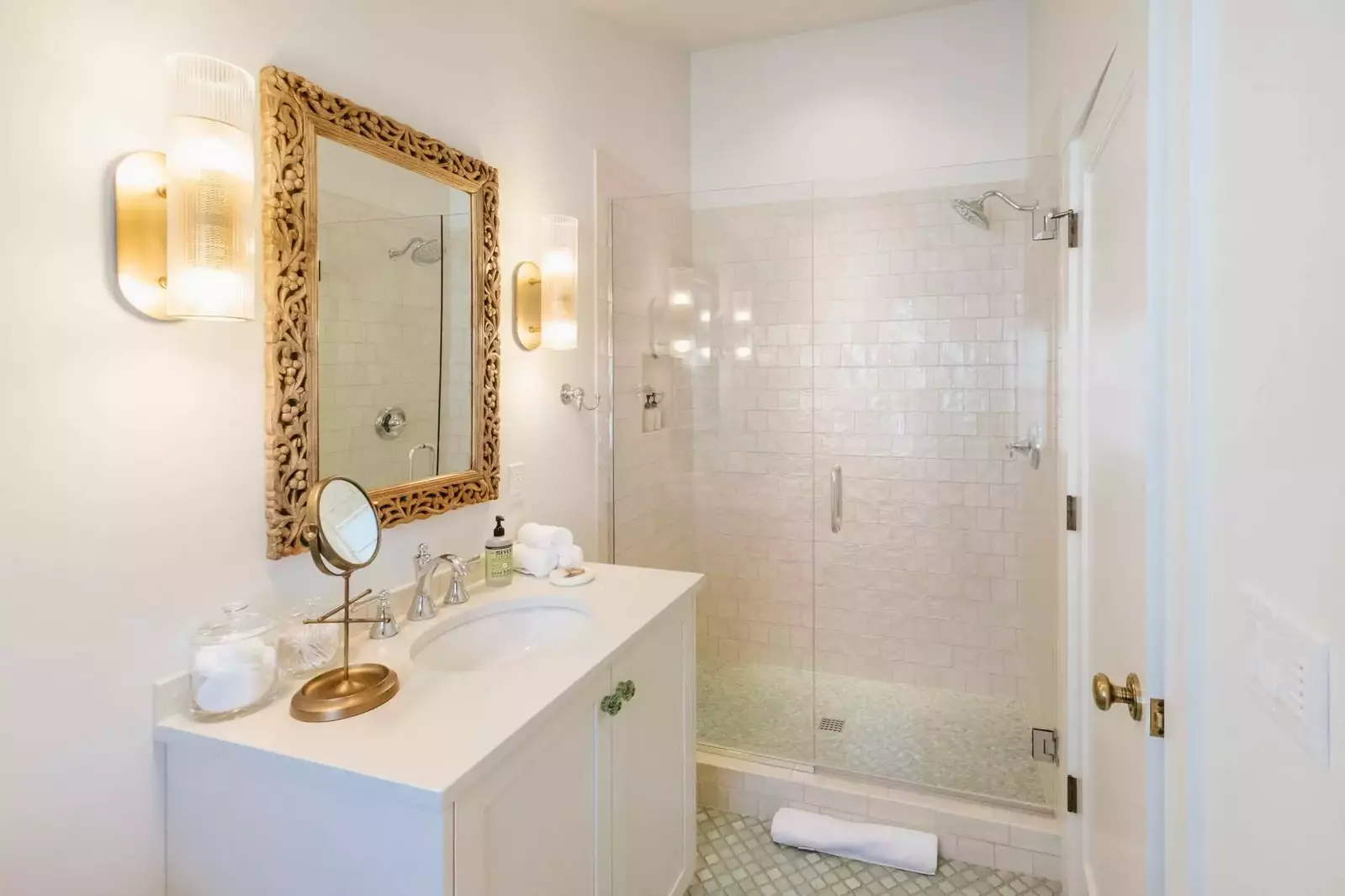 With 2 full bathrooms everyone staying here has ample privacy.