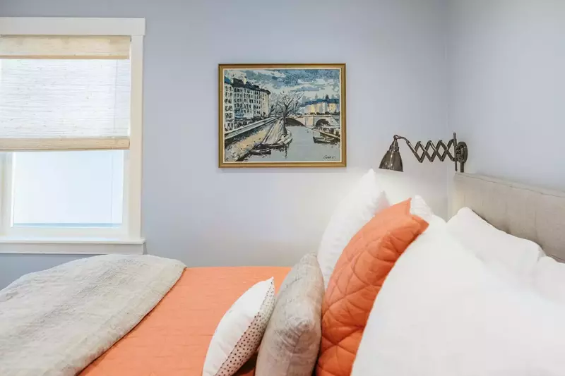 "Great place! Very cute, comfy beds, and walkable to the main downtown strip. Def would come back." - Sarah