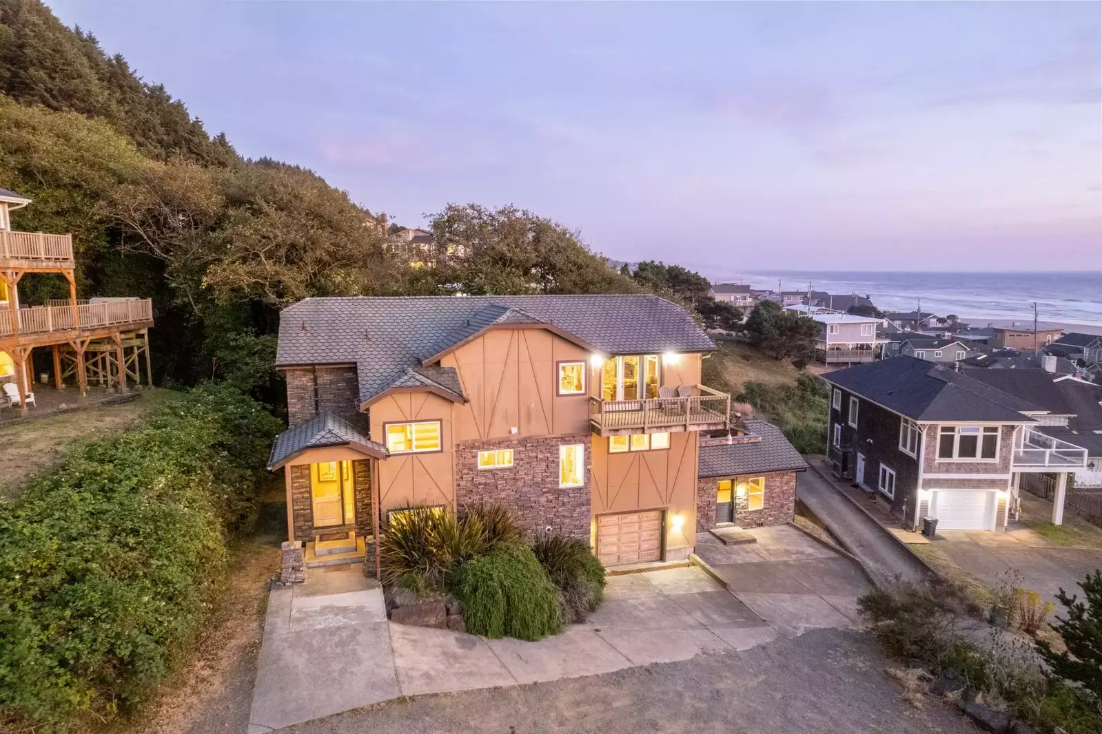 Welcome to Sand Stone! Please enjoy this one of a kind Oregon Coast paradise in beautiful Lincoln City!