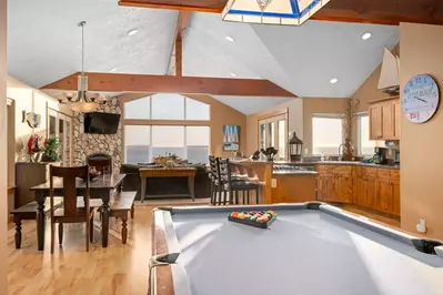 Enjoy a spacious common area with many amenities and an excellent view!