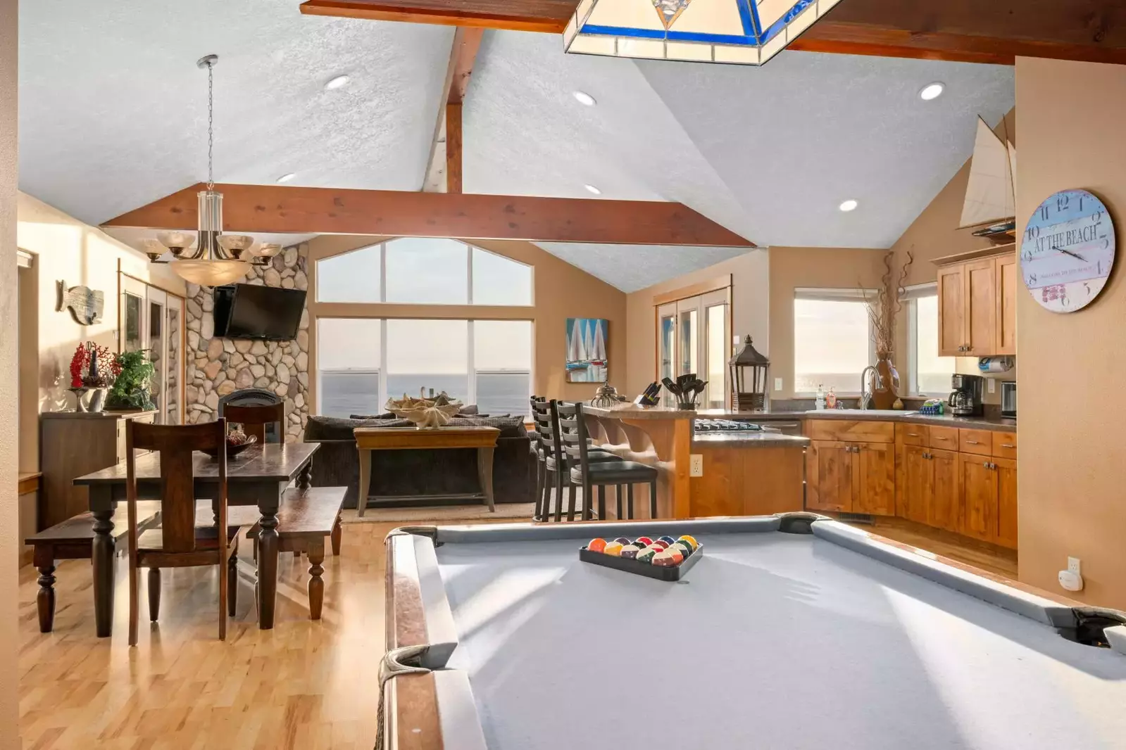 Enjoy a spacious common area with many amenities and an excellent view!