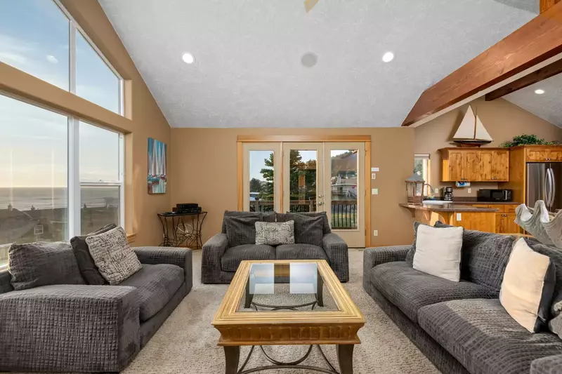 "We had a wonderful and relaxing stay here! The view of the ocean is spectacular and the house is in a nice, quiet location." - Savannah