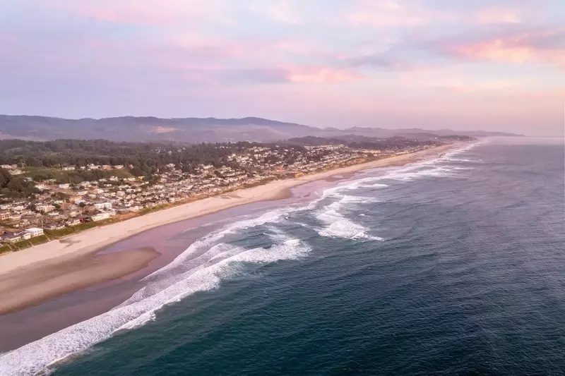 Lincoln City is known for its vast sandy beaches, kite flying, the Chinook Winds Casino, an outlet mall, seafood, and more!