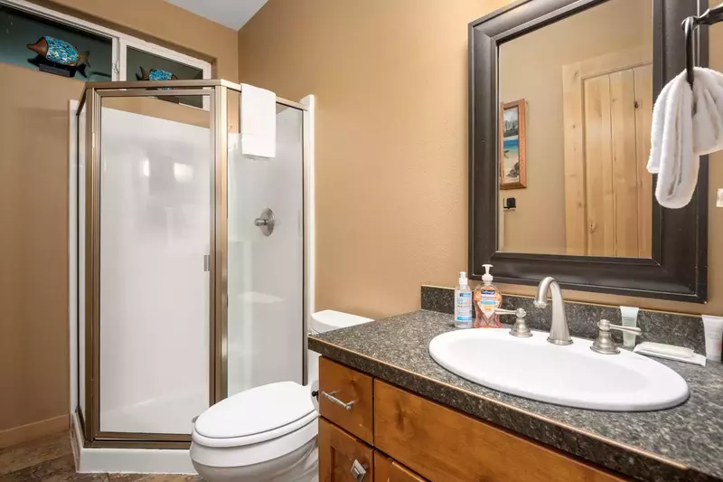 "This place accommodated my family. Plenty of space and the view is amazing. Definitely would recommend too anyone visiting Lincoln city." - Joanna