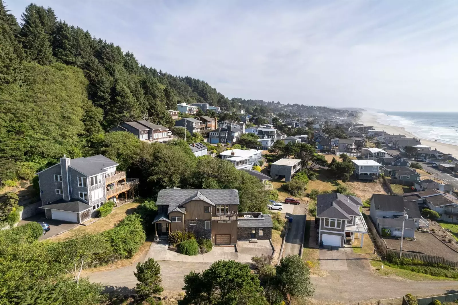 Lincoln City is south of Cannon Beach/Seaside and north of Newport. Use this rental as a base camp to explore the Oregon Coast.
