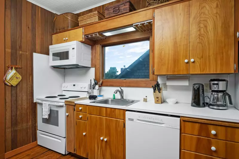 "Loved clean rooms and cozy living room. Walk to the beach is close and kitchen is fully stocked." - Ashleigh