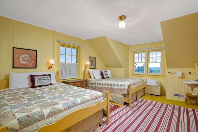 "Our stay at the Gin Ridge historic home was wonderful. Better than described. Good views of the ocean and elk on the grasslands" - Jo