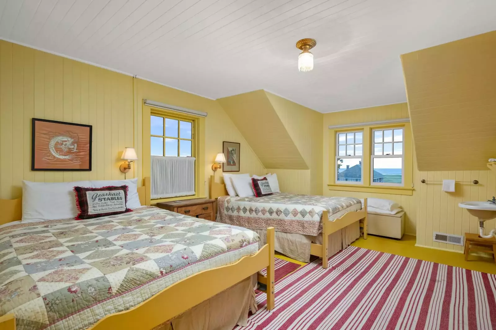 "Our stay at the Gin Ridge historic home was wonderful. Better than described. Good views of the ocean and elk on the grasslands" - Jo