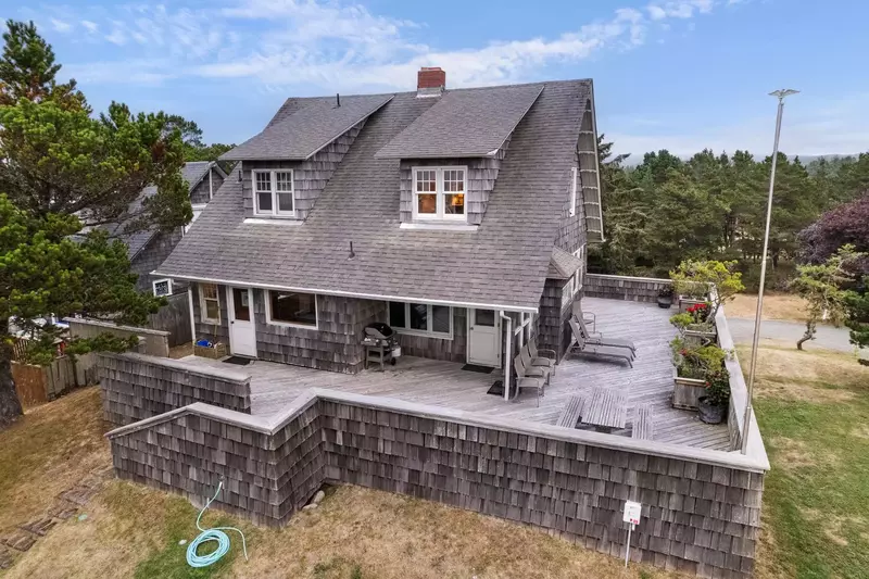 "Our family thoroughly enjoyed our stay in this wonderful Gearhart home. The house provided plenty of space for individual quiet time" - Marilyn