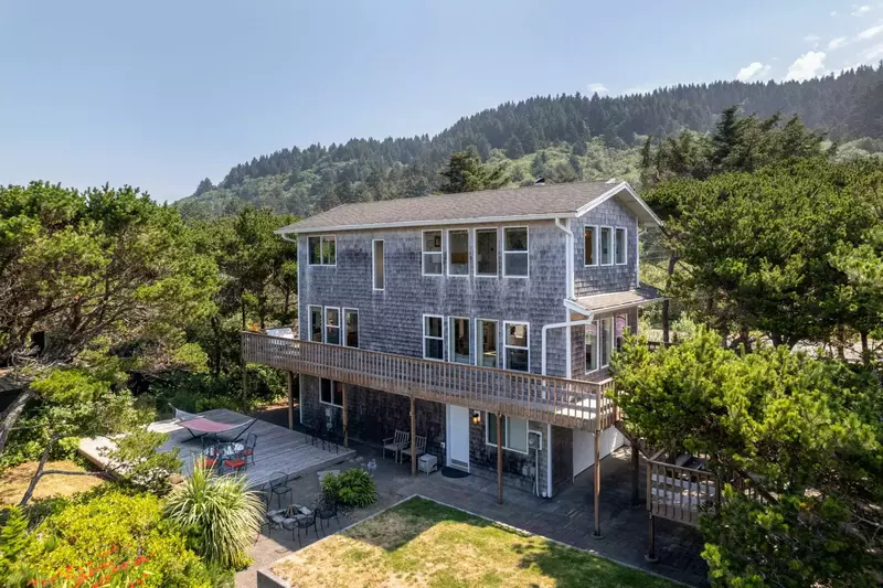 The Artisan is a lovely and luxurious place to stay just minutes from Pacific City.