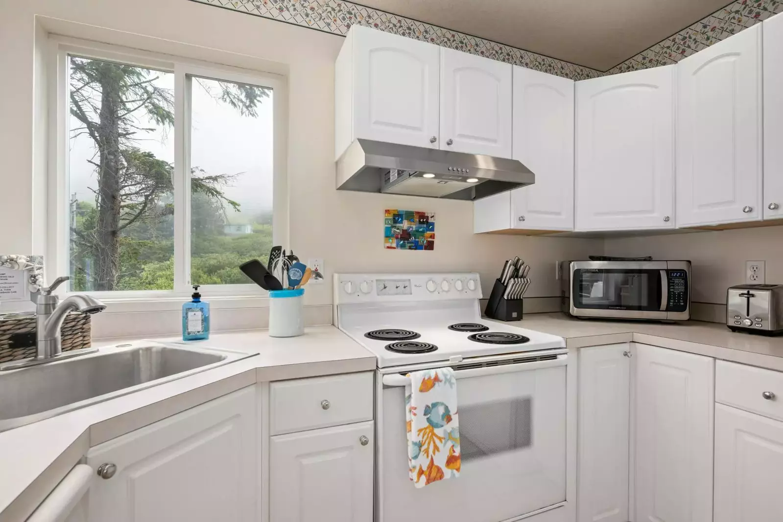 "It's conveniently located a few steps from the beach and a few minutes from a marketplace where we got lunch ingredients." - Isabel