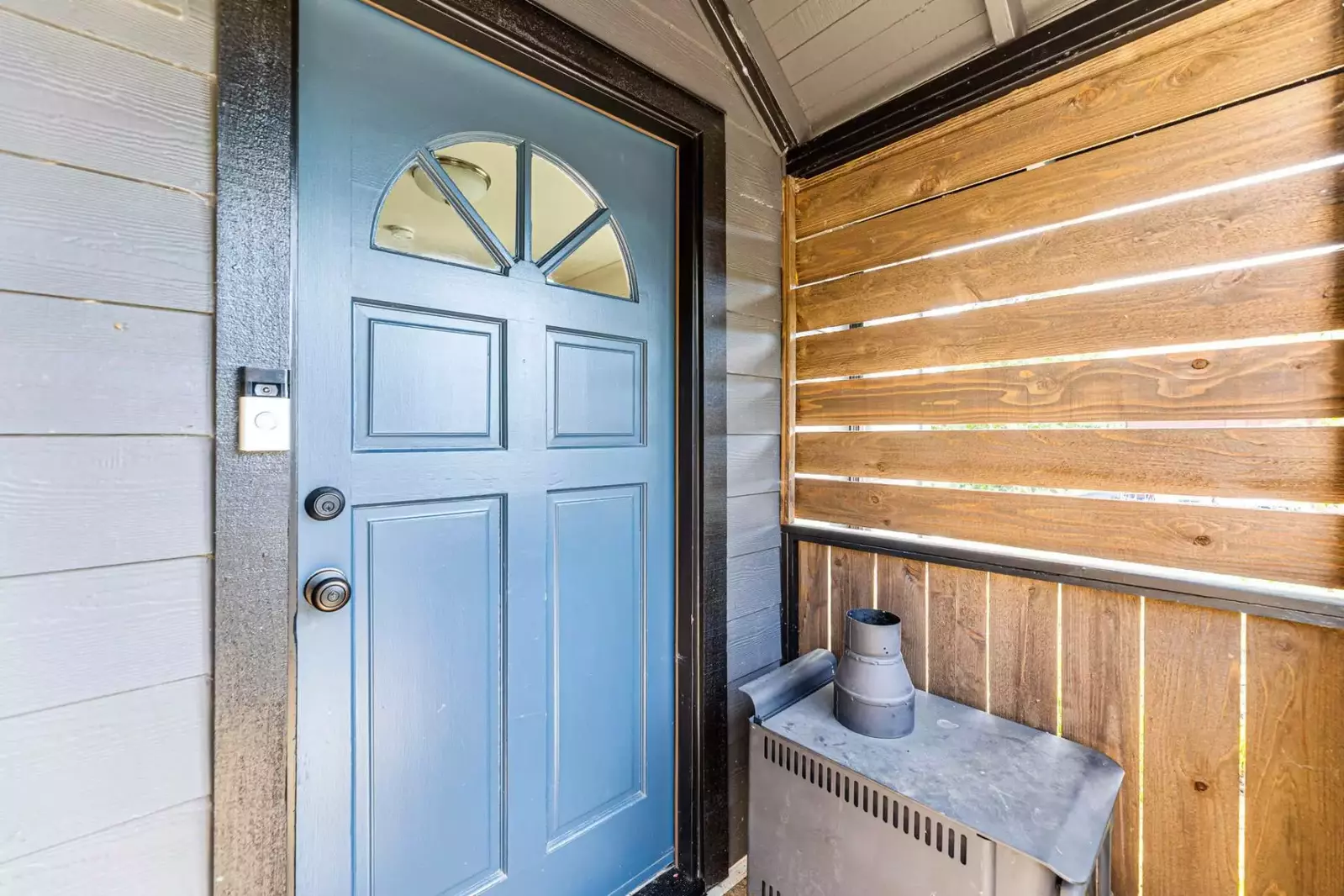 "The cottage is absolutely charming! It was very clean and welcoming. The furnishings are comfortable and in great condition." - Suzanne