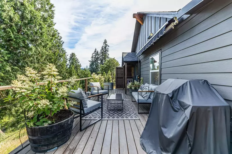 Great amenities, comfortable and very clean space, internet, a great back porch and a grill.  -Mac P.