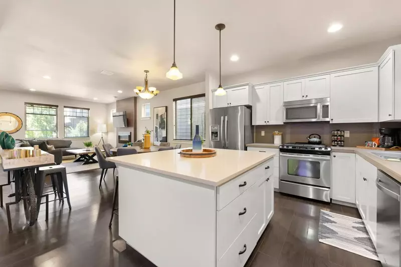 Cook delicious meals for breakfast, lunch, and dinner in this fully equipped kitchen. We suggest grabbing some ingredients from a local farm.