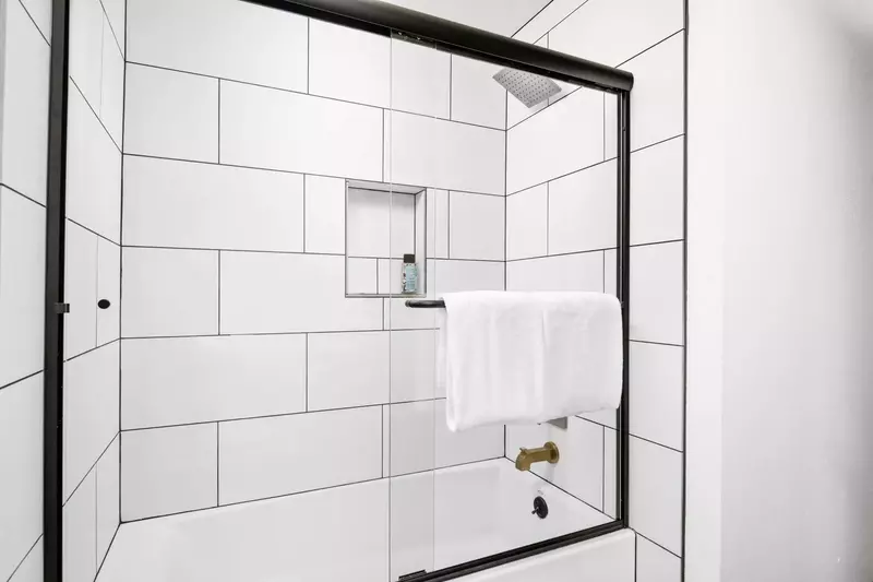 With 3 full bathrooms everyone staying here has ample privacy.