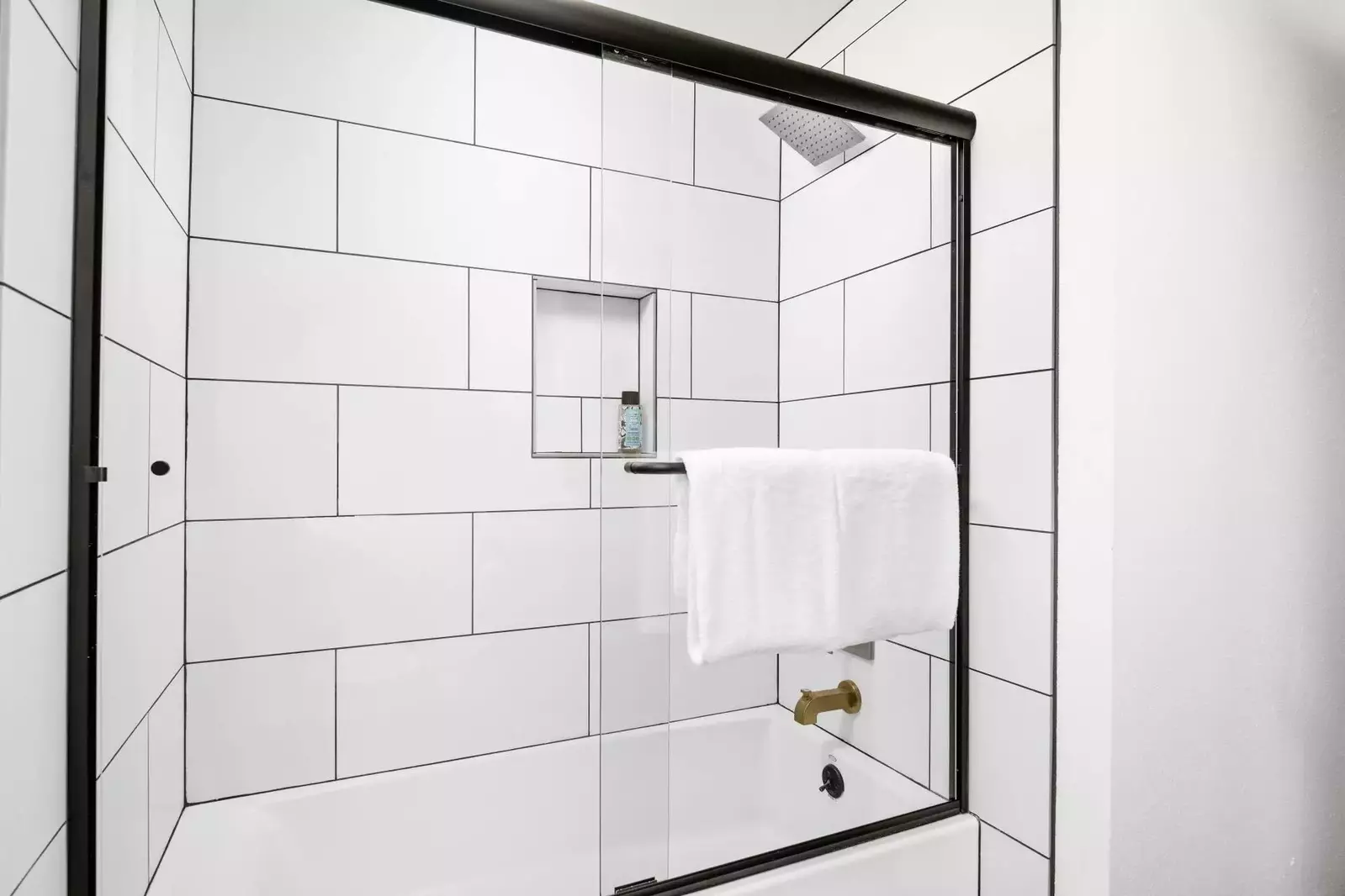 With 3 full bathrooms everyone staying here has ample privacy.