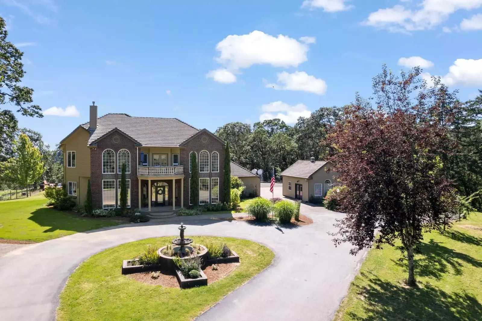 Welcome to the Oak Rise. We hope we get to host you at this one of a kind rental in almost 83 acres of towering oaks.