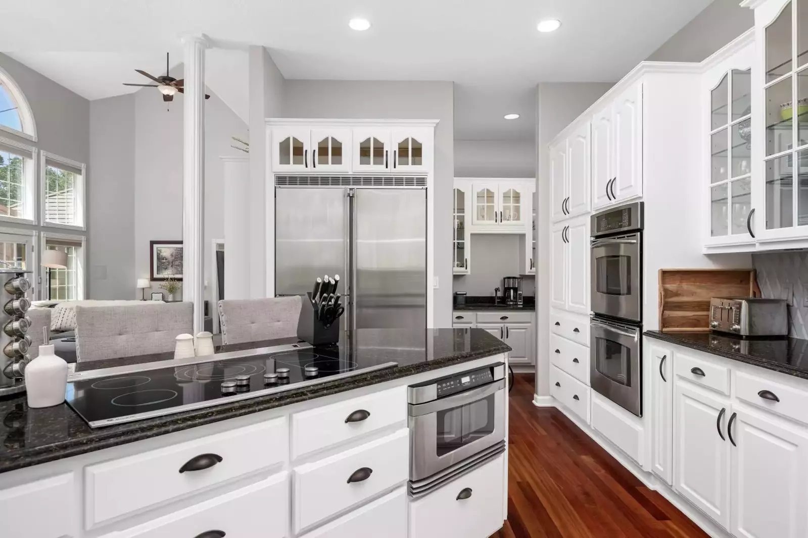 Cook delicious meals for breakfast, lunch, and dinner in this fully equipped kitchen. We suggest grabbing some ingredients from a local farm.