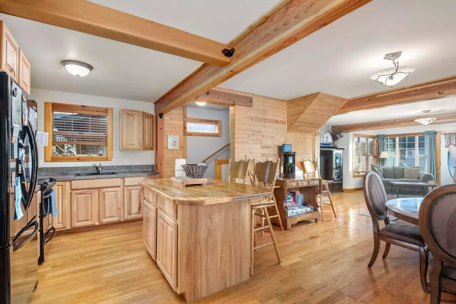 Cook delicious meals for breakfast, lunch, and dinner in this fully equipped kitchen. We suggest grabbing some seafood from a local market.