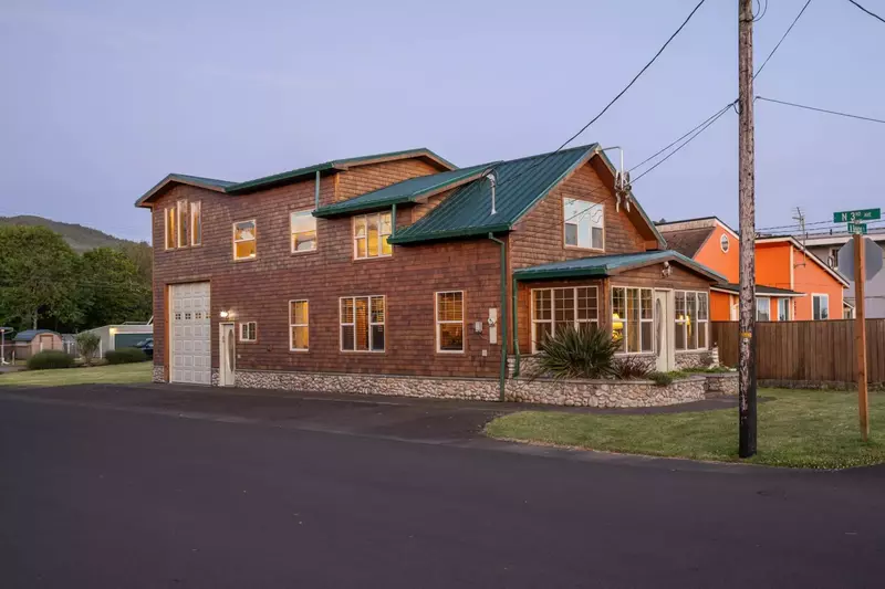 Rockaway Beach is a lovely town on the Oregon Coast. It has plenty of restaurants, long beaches, and natural wonders.