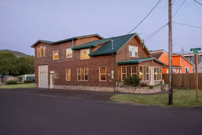 Rockaway Beach is a lovely town on the Oregon Coast. It has plenty of restaurants, long beaches, and natural wonders.