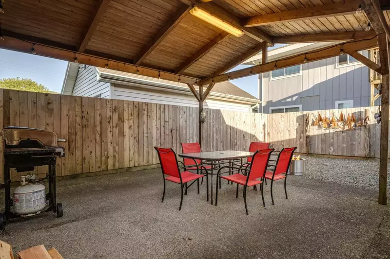 "The house is very spacious. Great location close to coffee, food, and 2 minute walk to beach. Clean tub." - Robert