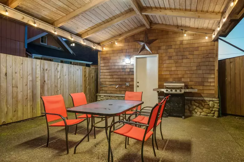 "Great stay, very comfortable and plenty of room for our group. 5 min walk to the beach." - Connie