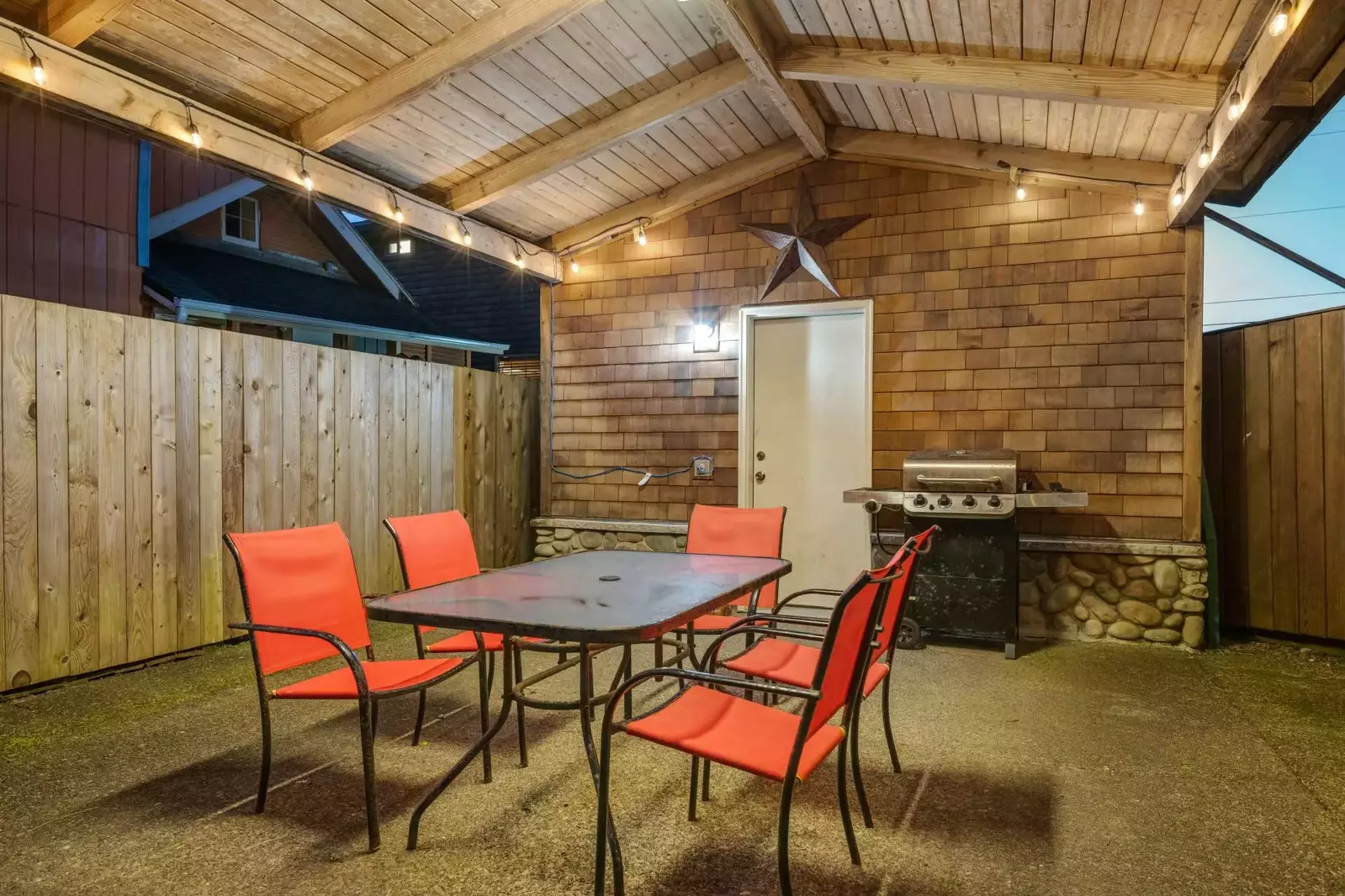 "Great stay, very comfortable and plenty of room for our group. 5 min walk to the beach." - Connie