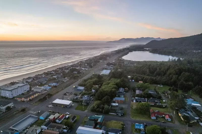 Lovely home, well situated for families with any age children. Easy beach access, easy walk to shops and restaurants. Loved the backyard space - Vicki