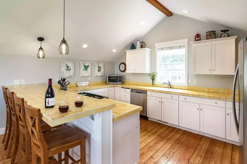 "Perfect location, awesome views, cozy beds, lots of space, well stocked for cooking, toiletries, towels, etc, excellent communication" - Ruby