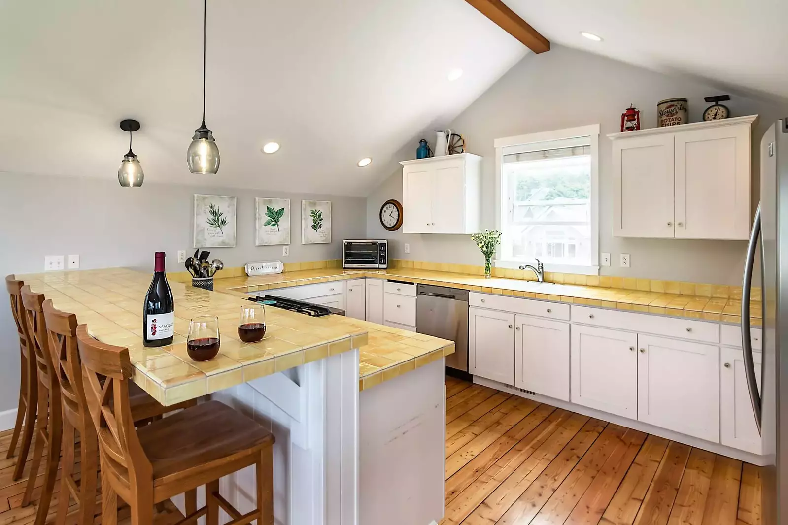 "Perfect location, awesome views, cozy beds, lots of space, well stocked for cooking, toiletries, towels, etc, excellent communication" - Ruby