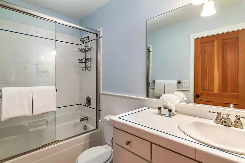 With 3 full bathrooms everyone staying here has ample privacy.
